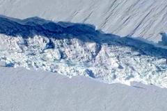 Od Antarktidy se trhá kra velikosti New Yorku