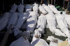 Oběti masakru ve městě Homs, Sýrie