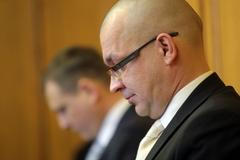 Škárka a Bárta před Soudem