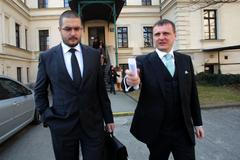 Škárka a Bárta před Soudem