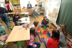 Josef Dobeš na návštěvě škol