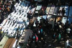 Oběti masakru ve městě Homs