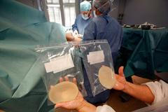 Lékaři vyjímají defektní silikonové prsní implantáty společnosti PIP