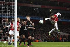 Liga mistrů: Arsenal - AC Milán (gól - Koscielny)