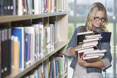 Studentka v knihovně