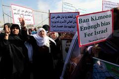 Palestinci házejí boty na Pan Ki-muna