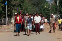 Barma pustila dalších 12 disidentů