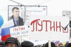 V Moskvě demonstrují desetitisíce Putinových přívrženců