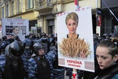 Před soudní budovou se shromáždily stovky demonstrantů, kteří vyjadřují podporu Tymošenkové