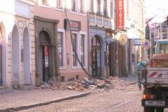 Část padajícího doma usmrtila důchodkyni