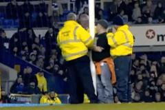 Everton - Manchester City (protestující fanoušek)