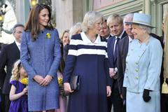 Královna Alžběta, Kate a Camilla si vyrazily do obchodu
