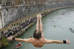 Novoroční plavání, oslavy nového roku (Itálie)