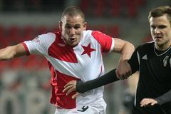 Útočník Slavie Böhm bojuje o každý míč, týmu to ale nestačí