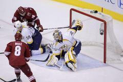 Rostislav Klesla (číslo 16) střílí gól do sítě Nashvillu