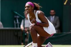 Serena Williams v utkání proti Číňance Zhengové na Wimbledonu