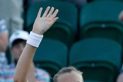 Česká tenistka Petra Kvitová děkuje publiku po vítězství nad Britkou Elenou Baltachaovou během Wimbledonu 2012.