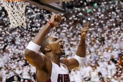 Basketbalista Chris Bosh z Miami slaví titul v play-off NBA 2012.