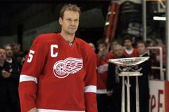 Nicklas Lidström s Prezidentovou trofejí