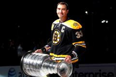 Zdeno Chára, kapitán Boston Bruins, se Stanley cupem