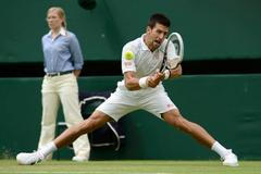 Novak Djokovič během utkání Wimbledonu 2012