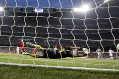 Semifinále LM: Real - Bayern (Penalta Arjena Robbena - pohled zpoza branky)