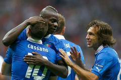 Mario Balotelli slaví se spoluhráči gól v semifinálovém utkání mezi Německem a Itálií na Euru 2012.