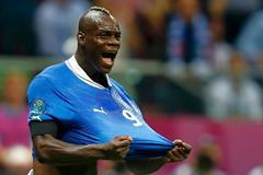 Mario Balotelli slaví gól v semifinále Euro 2012 Itálie - Německo