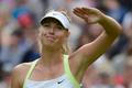 Ruská tenistka Maria Šarapovová děkuje divákům po vítězství nad Australankou Anastasií Rodionovou v 1. kole Wimbledonu 2012