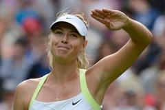 Ruská tenistka Maria Šarapovová děkuje divákům po vítězství nad Australankou Anastasií Rodionovou v 1. kole Wimbledonu 2012