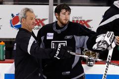 Trénink Los Angeles Kings, trenér Darryl Sutter a brankář Jonathan Quick