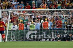 Sergio Ramos střílí gól z penalty během semifinálového utkání Eura 2012 mezi Portugalskem a Španělskem.