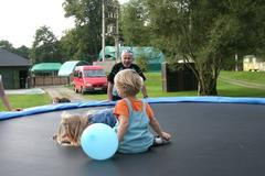 Dítě na trampolíně