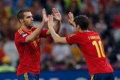 Alvaro Negredo jde na lavičku a do hry za něj jde Cesc Fábregas během semifinálového utkání mezi Portugalskem a Španělskem na Euru 2012.