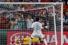 Bruno Alvés trefuje pouze břevno během semifinálového utkání Eura 2012 mezi Portugalskem a Španělskem.