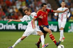 Fabio Coentrao brání Alvára Arbelou během semifinále na Euru 2012.