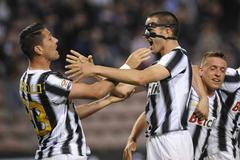 Juventus slaví mistrovský titul. Na snímku Boriello a Bonucci