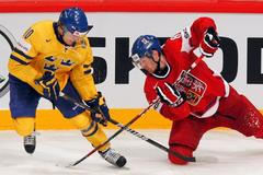 Souboj Jakuba Nakládala a Johana Larssona v utkání Česko - Švédsko