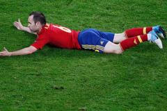 Andrés Iniesta po pádu v utkání Španělska s Irskem ve skupině C na Euru 2012