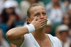 Česká tenistka Petra Kvitová děkuje fanouškům v 1. kole Wimbledonu 2012.