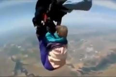 Video: skok s padákem 80leté paní málem skončil katastrofou