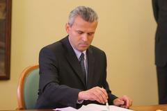 Ministr Karel Kuhnl podepisuje smlouvu o dodávce obrněných transportérů