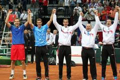 Davis Cup: Česko - Srbsko (Berdych, Čermák, Rosol, masér Pavel Kováč, Štěpánek, radost)