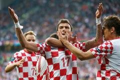 Mario Mandžukič se raduje z gólu v utkání Chorvatska s Itálií ve skupině C na Euru 2012