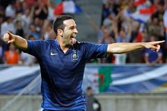 Adil Rami se raduje z gólu v zápase Francie - Island