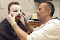 Michal Kadlec v masce