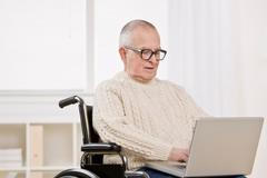 Aktivní stáří, mobilita, vozík, notebook