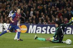 Andrés Iniesta z Barcelony střílí gól do sítě Chelsea za záda Petra Čecha během Ligy mistrů