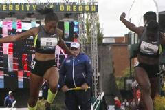 Allyson Felixová a Jeneba Tarmohová (vpravo) v cílové rovince