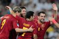 Španělští fotbalisté slaví gól během čtvrtfinálového utkání Španělska s Francií na Euru 2012